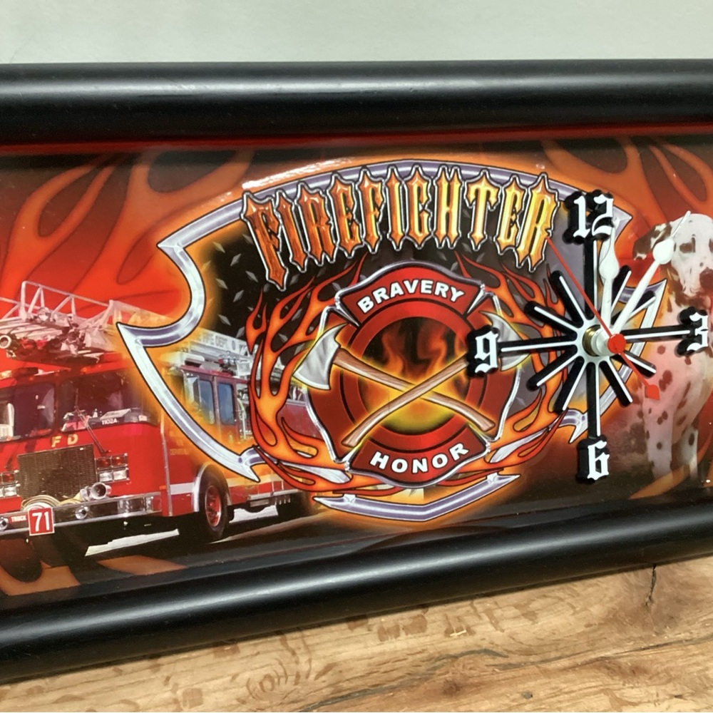🔴 Firefighter Clock - Bravery - Honor - In Like New Condition - Brilliant Colors - Picture 3 of 9